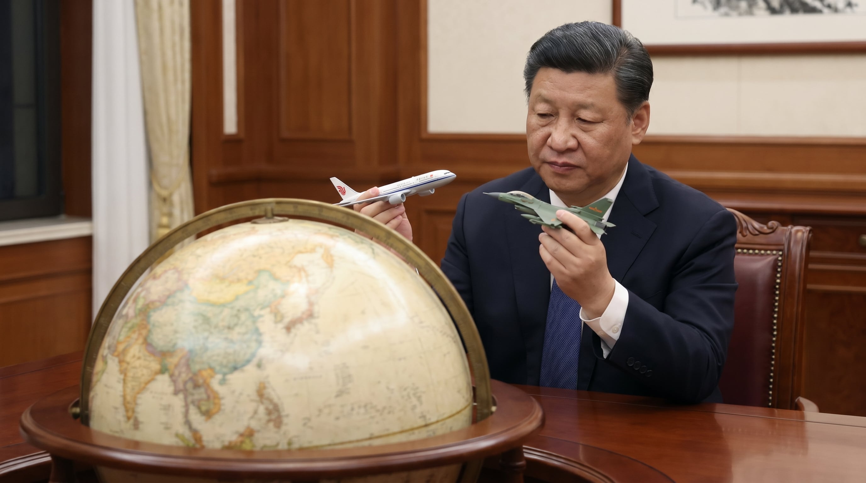 El presidente de China, Xi Jinping, examina con seriedad dos aviones de juguete, uno comercial y otro militar, sobre un globo terráqueo, simbolizando las ambiciones de su nación en el ámbito global (Imagen Ilustrativa Infobae)
