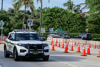 Los protocolos de seguridad sugieren llamar al 911 y conducir hacia una zona concurrida ante la sospecha de una detención ilegítima (REUTERS/Giorgio Viera)