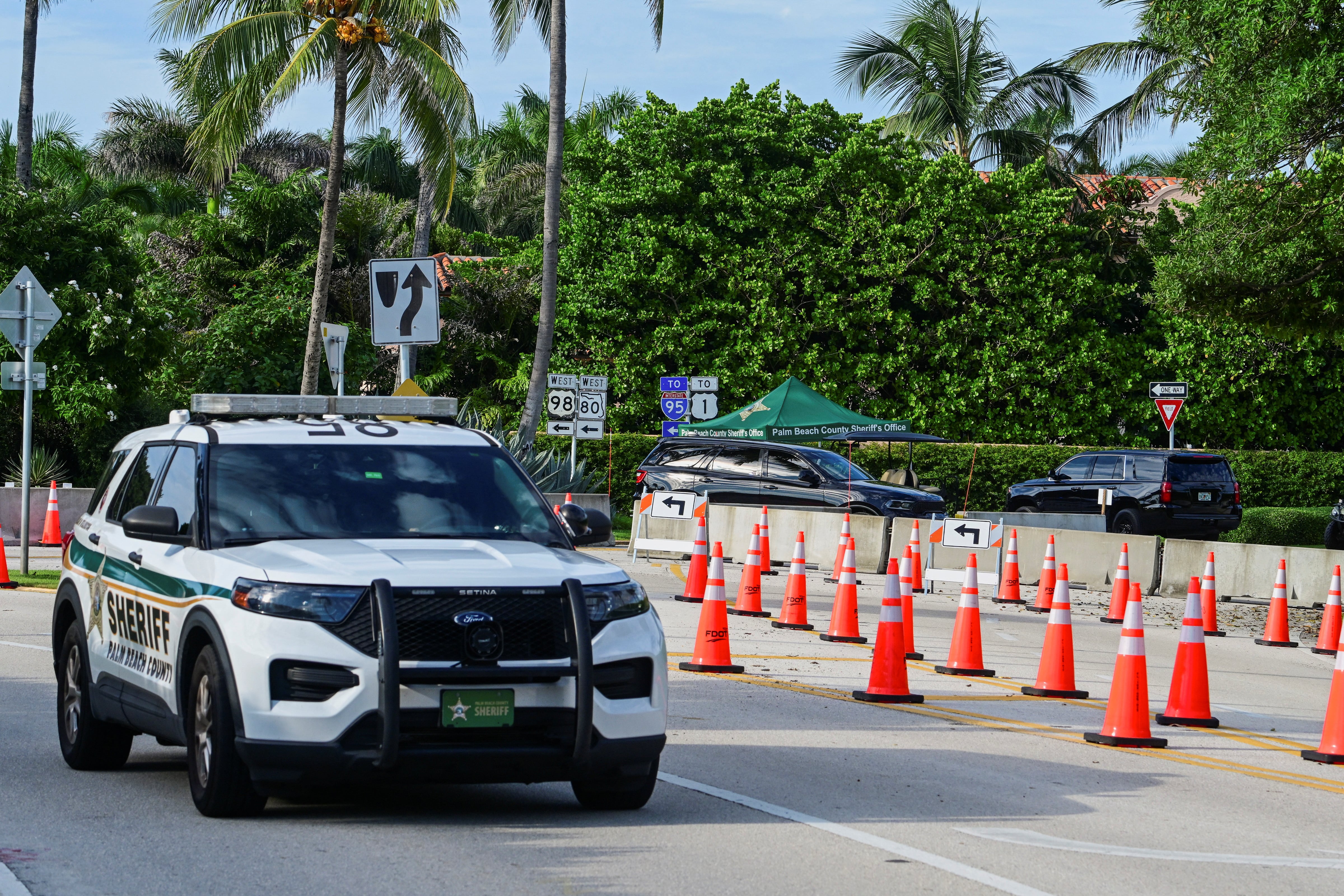 Los protocolos de seguridad sugieren llamar al 911 y conducir hacia una zona concurrida ante la sospecha de una detención ilegítima (REUTERS/Giorgio Viera)