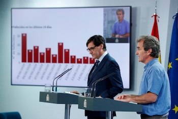 El ministro Salvador Illa (i),