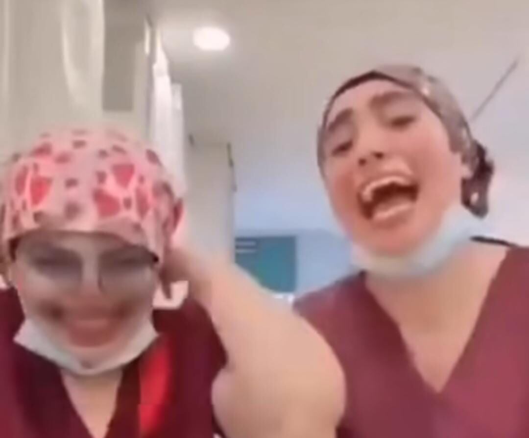 Médicas del IMSS Irapuato aparecen burlándose de una paciente. Foto: (Captura de pantalla)