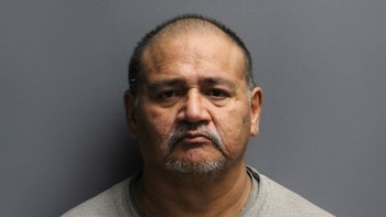 Abusó y estranguló a una