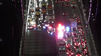 La investigación de un tiroteo en el puente George Washington provocó grandes atascos de tráfico el martes por la noche (Captura de video)