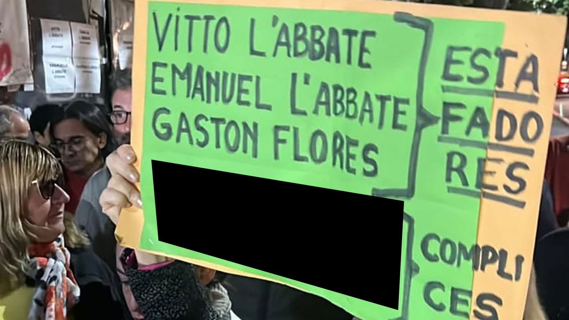 Abril de 2025: los damnificados de Induplack protestan frente a la obra de la calle Acuña de Figueroa (@damnificadosinduplack)