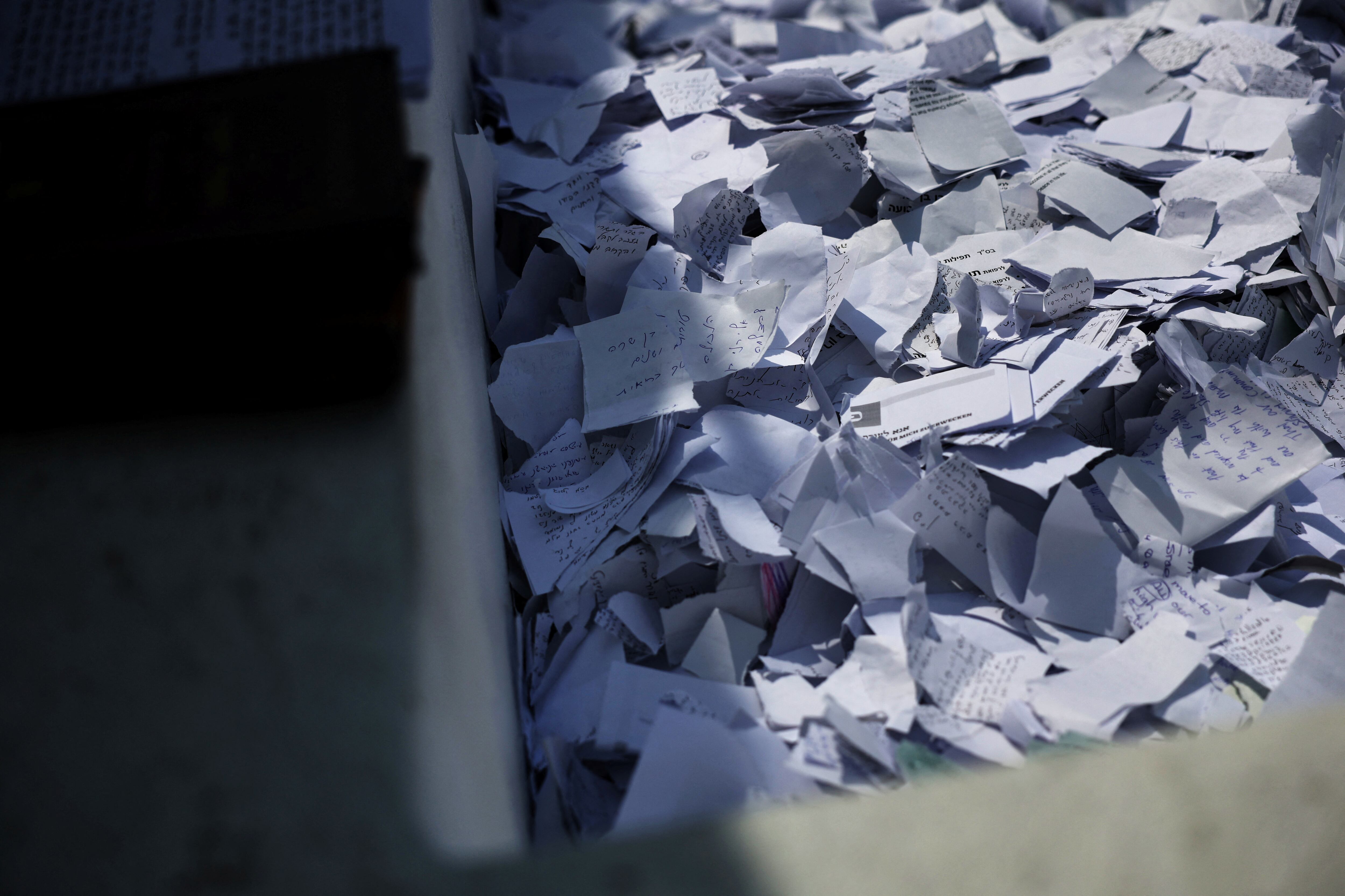 Cartas para el Rebe de Lubavitch, en su tumba REUTERS/Shannon Stapleton