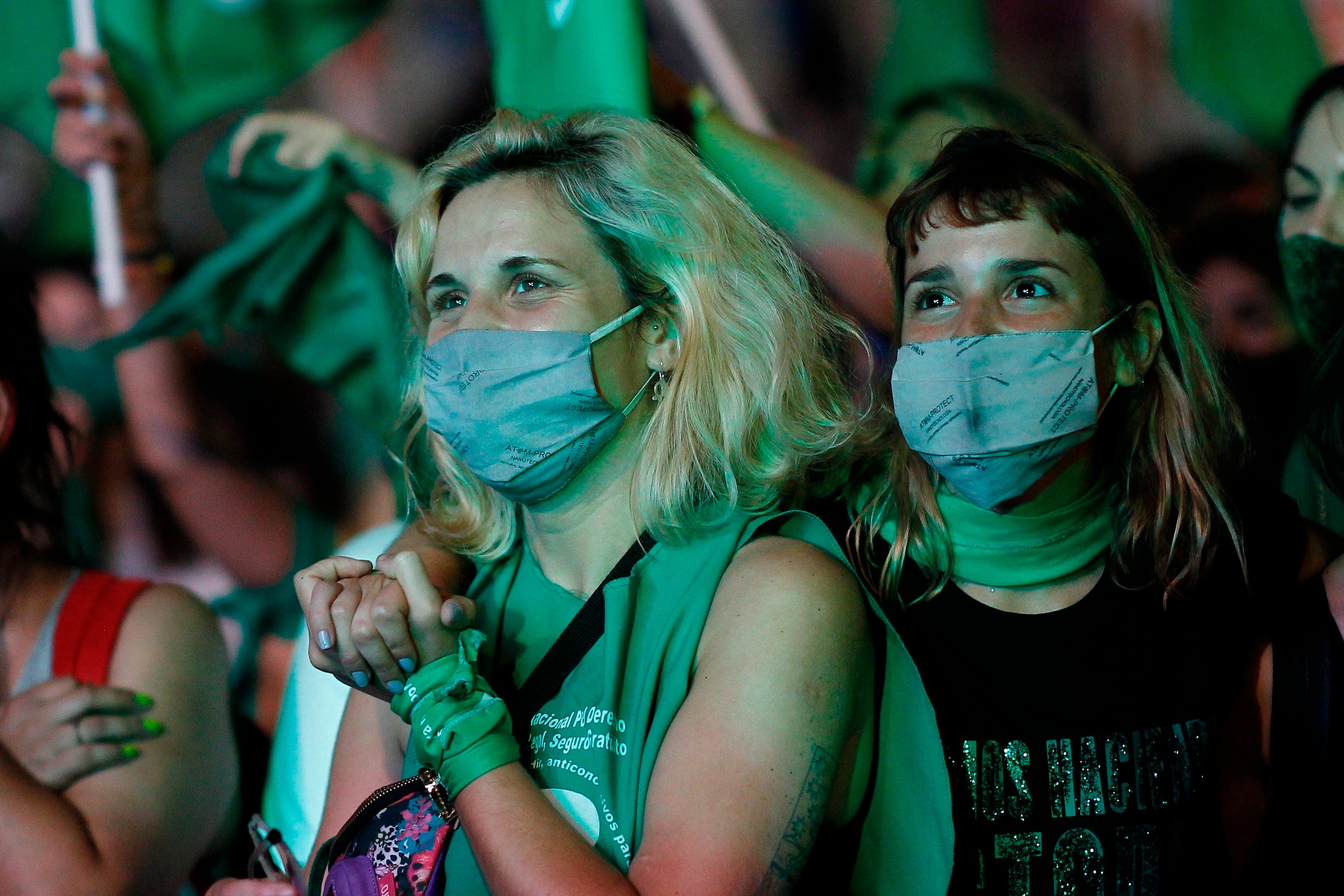 Expectativa y sonrisas detrás de los barbijos. Luego de la aprobación hubo festejos (EFE)