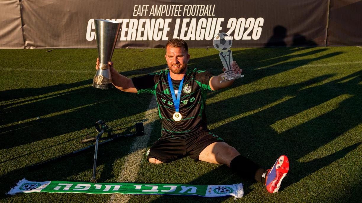 El Maccabi Haifa FC venció 4-0 al Ayr United en la final y levantó el título en Bucarest (AP/Andreea Alexaandru)