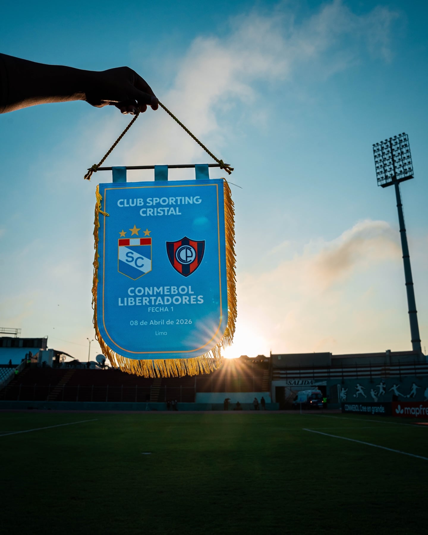 Postal do Sporting Cristal antecipando o confronto com o Cerro Porteño pela Copa Libertadores de 2026.