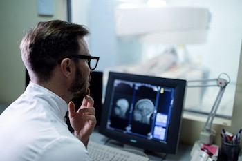Un doctor examina un escáner de cerebro (Magnific)