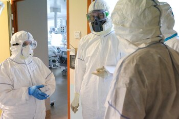 Los especialistas médicos que usan equipo de protección personal (PPE) hablan en una unidad de cuidados intensivos de la Clínica de la Universidad de Lomonosov, que brinda tratamiento a pacientes infectados con la enfermedad por coronavirus (COVID-19), en Moscú, Rusia, 20 de mayo de 2020. (Andrei Nikerichev / Moscú Agencia de noticias via REUTERS)