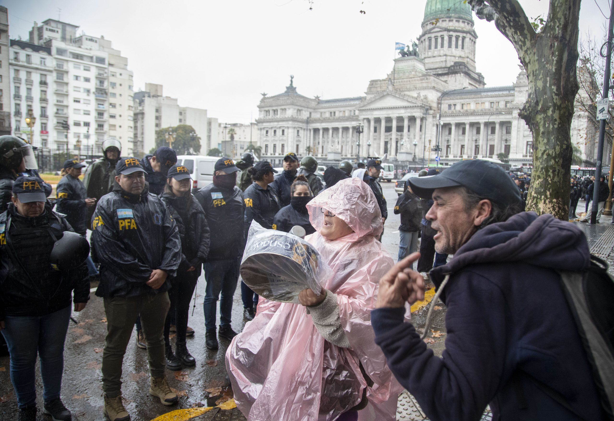 La protesta semanal mantuvo su dinámica habitual, aunque con menor concurrencia que en jornadas anteriores (NA)