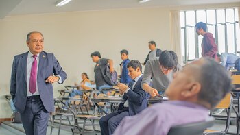 Un padre de 62 años desafía la discapacidad y estudia Derecho con beca en la UNMSM