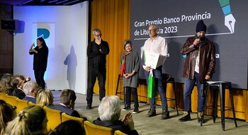 Gabriel Stekolschik recibiendo su premio