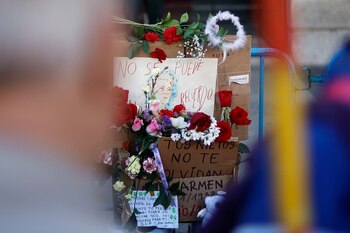 Flores y pancartas en recuerdo de Maricarmen Abascal, símbolo de la acampada de la Puerta del Sol.