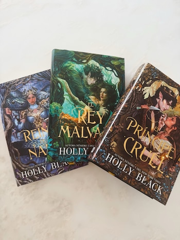 Tres libros de tapa dura con portadas ilustradas de fantasía. Títulos "El Rey Malva", "El Príncipe Cruel", "La Reina de Nada". Autora: Holly Black