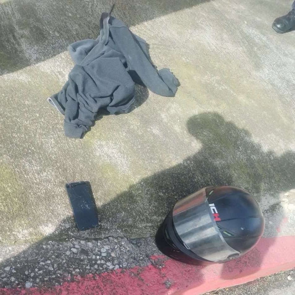 Prendas de vestir y el casco de motocicleta quedaron sobre la cinta asfáltica. (Bomberos Municipales)