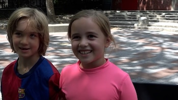 Dos niños de Nueva York que aspiran a establecer un récord mundial visitan más de 40 parques infantiles en un solo día