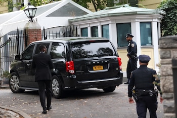 Un automóvil espera afuera de