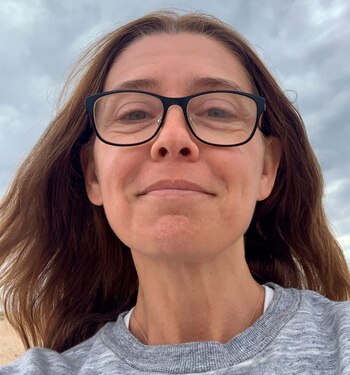 Valeria Peimer junto a parte