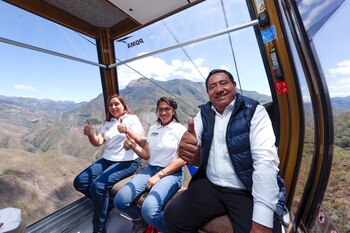 Dina Boluarte junto a miembros