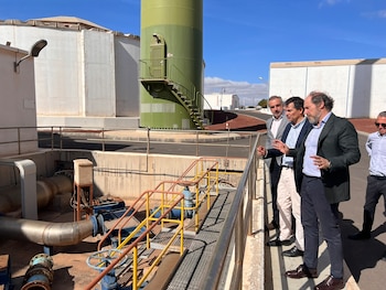 Mariano González, consejero delegado del Canal, visitando las instalaciones de Lanzarote