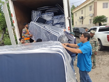 La DASAC inició la entrega de electrodomésticos y artículos básicos a familias de Nuevo Amanecer y Puerto Plata tras las recientes inundaciones. (Foto cortesía Gobierno)