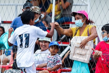 Luz María Cuevas Lázaro, jugadora de la Sub-14 del equipo femenino de Sporting Cristal, quien marcó ayer frente a la USMP y lo primero que hizo fue buscar a su mamá, quien se encontraba en las tribunas vendiendo marcianos para sacar adelante a la familia. Foto: @Francisco Lozano/Twitter (Extremoceleste.com).