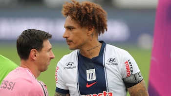 Paolo Guerrero saludando a Leo