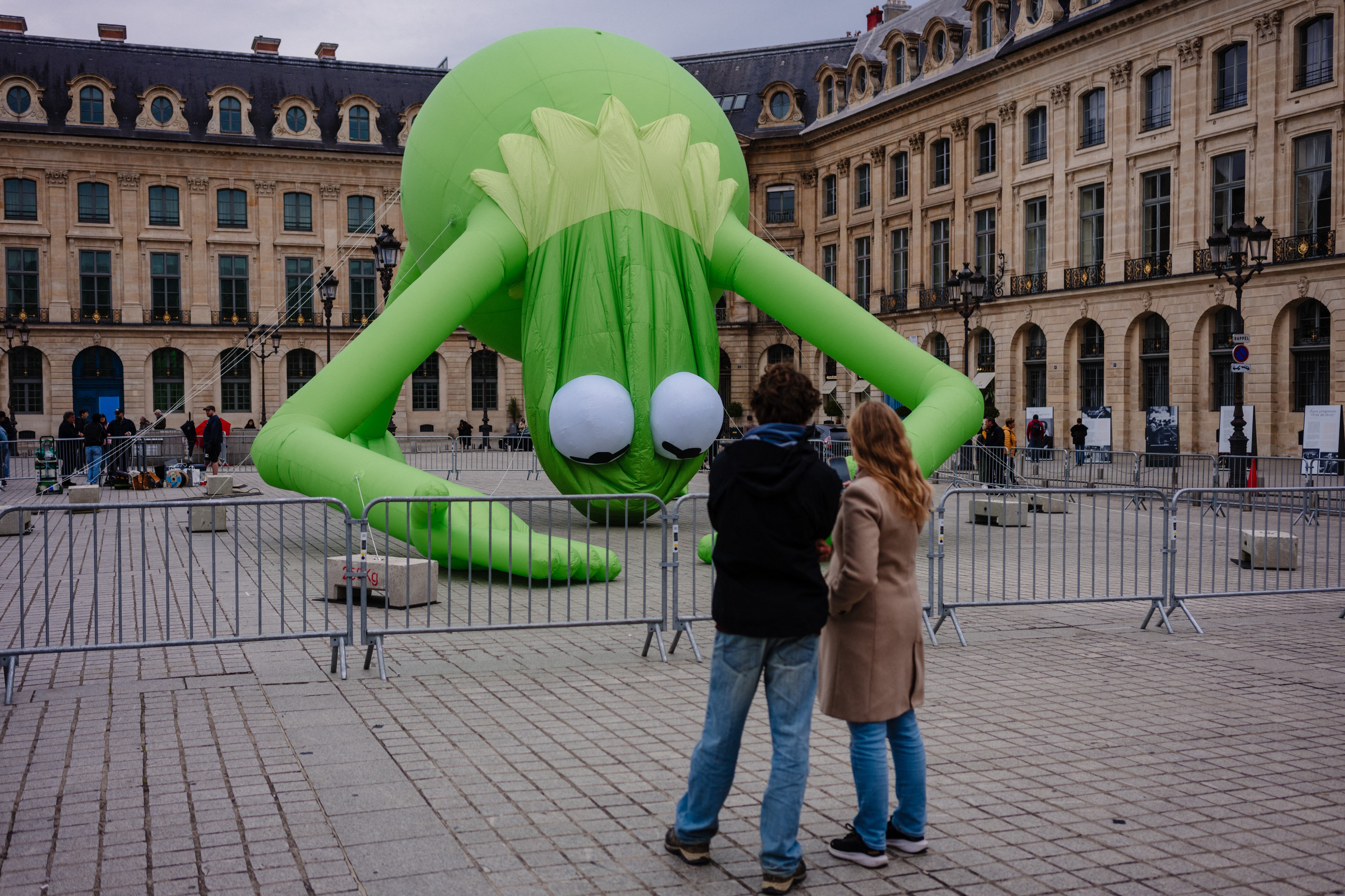 La famosa marioneta verde del Muppet Show lleva varios días expuesta en la lujosa plaza Vendôme (Dimitar DILKOFF / AFP)