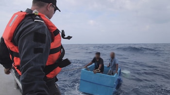 Rescatan a dos pescadores chiapanecos tras seis días a la deriva en el Pacífico