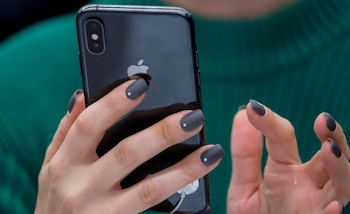 Los usuarios de Apple quedarán sin acceso a actualizaciones y los celulares podrían mermar su rendimiento. (EPA/SERGEI ILNITSKY)