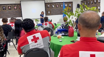 Dieciséis rescatistas de la Cruz Roja Costarricense participaron en una jornada integral de recuperación organizada por el Colegio de Médicos y Cirujanos. Crédito: Colegio de Médicos y Cirujanos