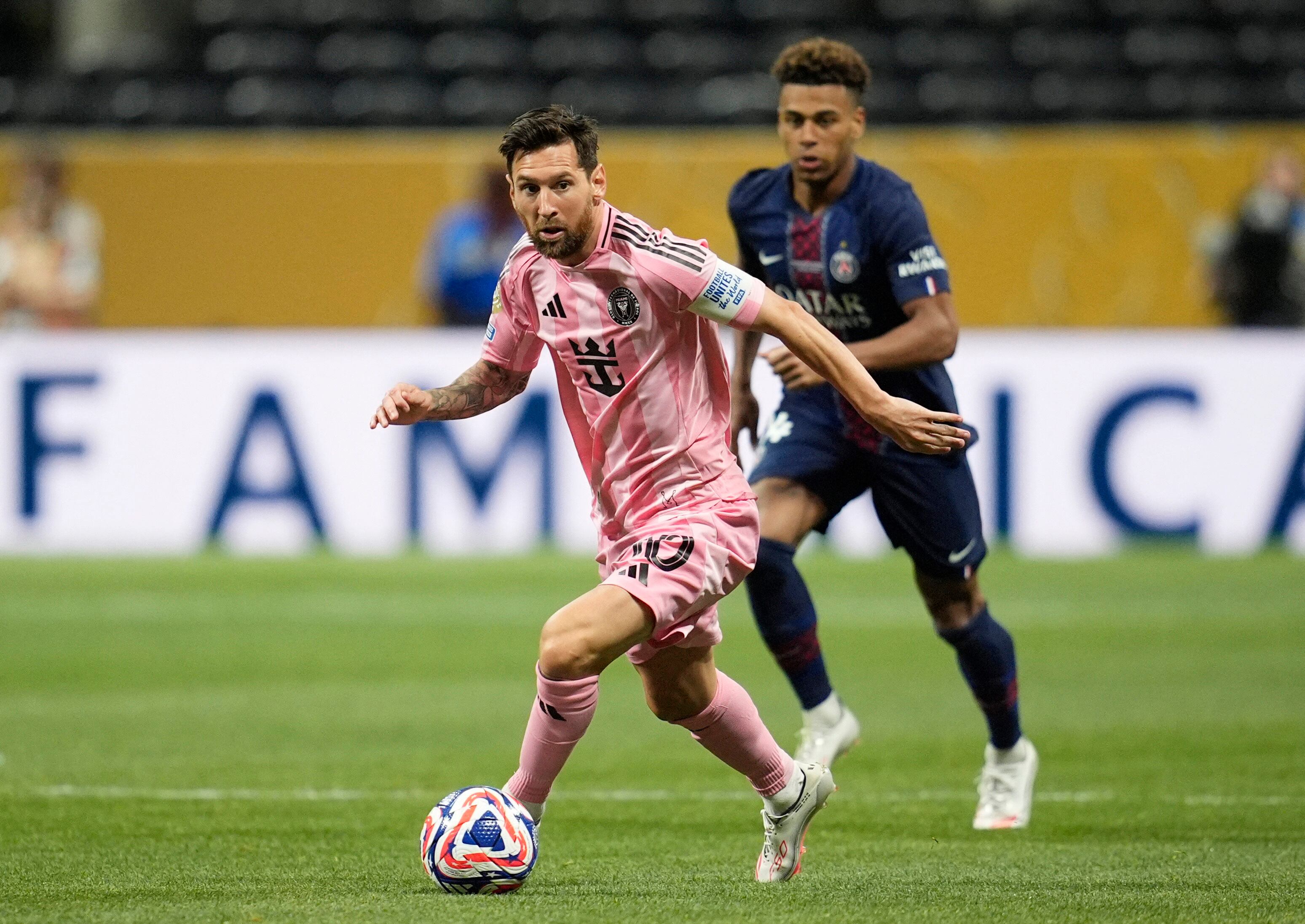 Fútbol - Copa Mundial del Club de la FIFA - Ronda de 16 - Paris St Germain v Inter Miami CF - Mercedes-Benz Stadium, Atlanta, Georgia, EE.UU. - 29 de junio de 2025 Lionel Messi de Inter Miami CF en acción con Desire Doue de Paris St Germain IMÁGENES IMÁGENES vía Reuters/Dale Zanine