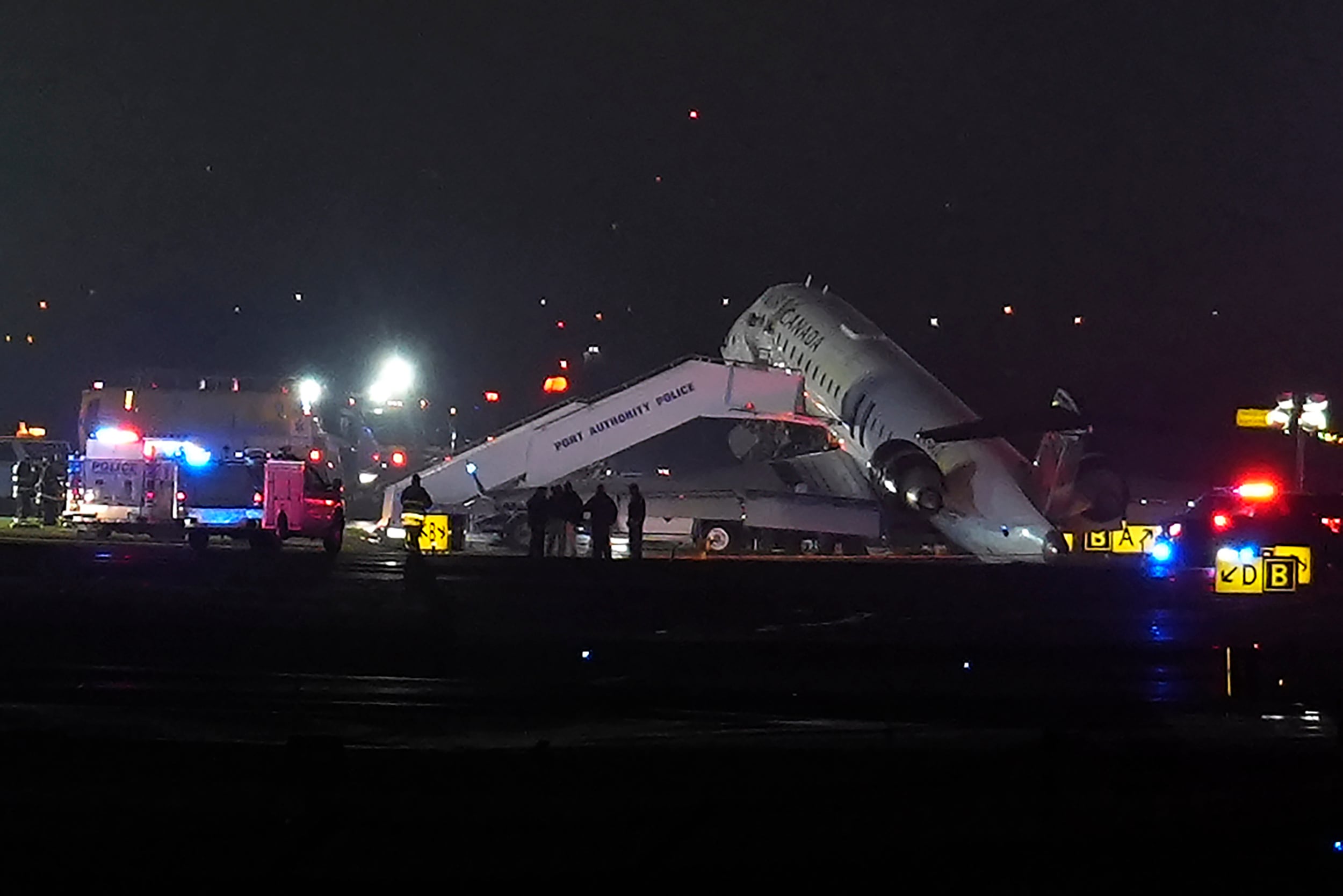 La aeronave de Jazz Aviation transportaba a 72 pasajeros y 4 tripulantes cuando ocurrió el impacto que destruyó la cabina (AP Photo/Ryan Murphy)