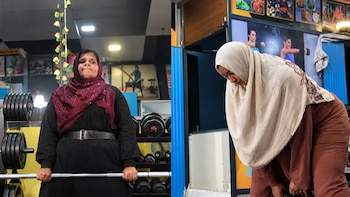 Pesaba 140 kilos y transformó su vida: ahora abrió un gimnasio exclusivo para mujeres en un barrio musulmán