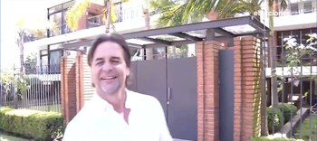 El presidente uruguayo, Luis Lacalle Pou, en la puerta de su casa al salir a votar (Captura Telemundo/Canal 12)