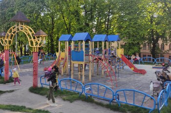 Parque infantil. (Rostyslav Averchuk/EFE)