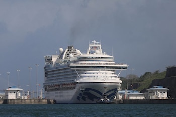 Imagen de archivo. Un crucero navega por el lago Gatún, principal embalse del sistema de esclusas del Canal de Panamá. REUTERS/Roberto Cisneros/NI REVENTAS NI ARCHIVOS
