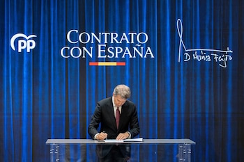 19/10/2026 El presidente del PP, Alberto Núñez Feijóo, durante su "Contrato con España", en Espacio Larra, a 19 de octubre de 2026, en Madrid (España). El documento se concibe como el "acta fundacional" de su proyecto político y recoge los principios rectores esenciales que guiarán su ejecutivo en caso de ganar las próximas elecciones generales del 29 de noviembre.
POLITICA
Gabriel Luengas - Europa Press