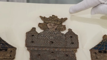 Dos bordados heráldicos del siglo XV asociados al Reino de Castilla expuestos en la casa Bonhams de París y que se subastarán el próximo 2 de julio en Londres por un valor estimado de entre 200.000 y 300.000 libras esterlinas (entre 230.000 y 345.000 euros al cambio de hoy).