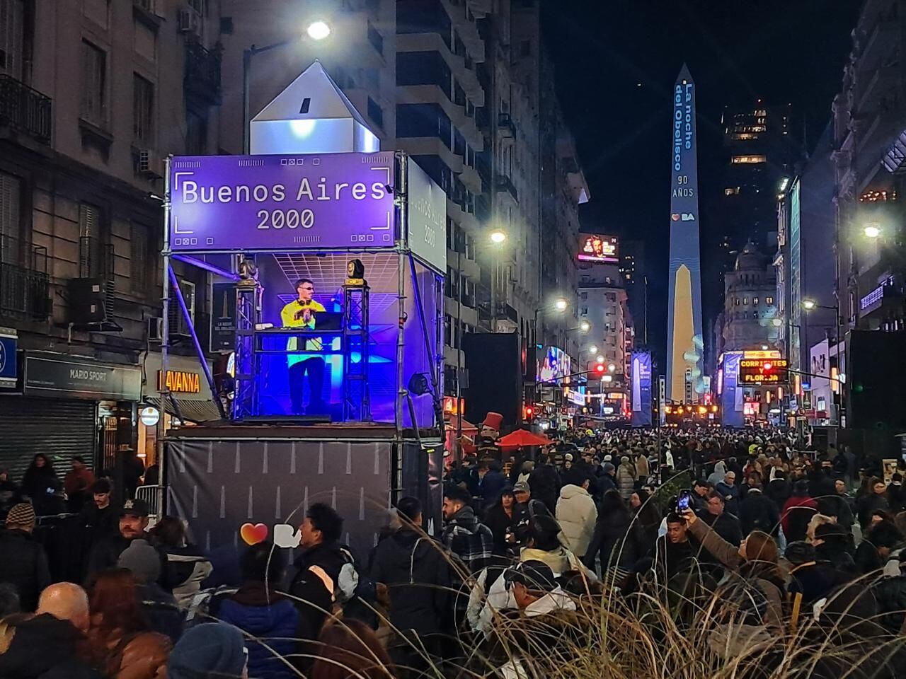 Artistas y DJs ofrecieron shows en vivo para animar la fiesta porteña hasta la madrugada