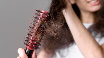 Un dermatólogo explica por qué perdemos más pelo en otoño: “El cabello no se cae, se renueva”