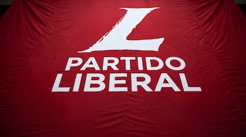Una bandera roja con una letra L estilizada y la inscripción Partido Liberal en color blanco.