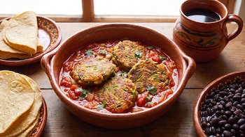 Receta de tortitas de ejote en salsa de jitomate: un platillo fácil, nutritivo y económico de preparar