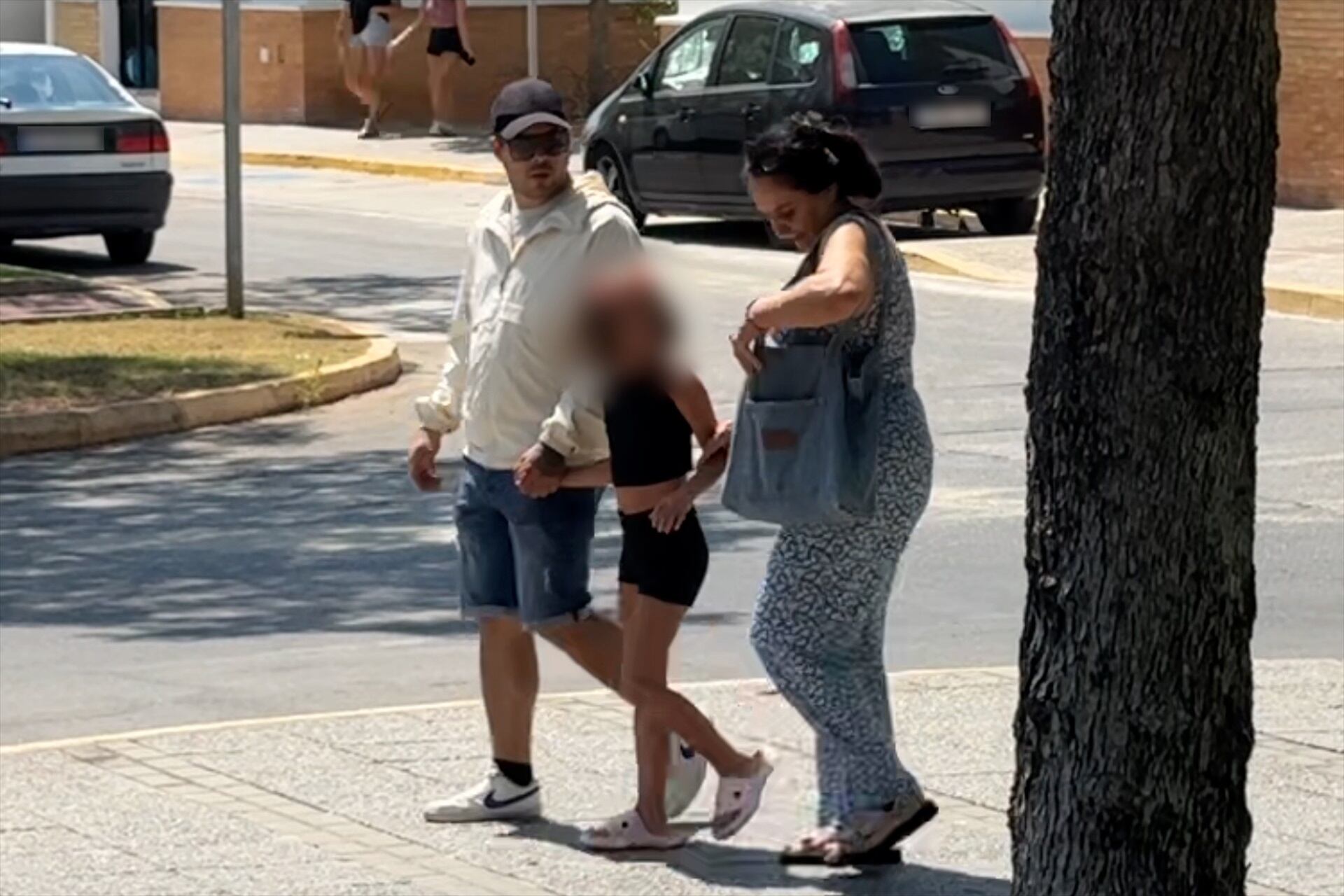 José Fernando junto a su hija, Rocío, y la madre de Michu, Inma, a su llegada al domicilio familiar de la fallecida. (Europa Press)