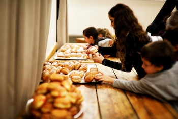 Los niños agarran sufganiyot, rosquillas