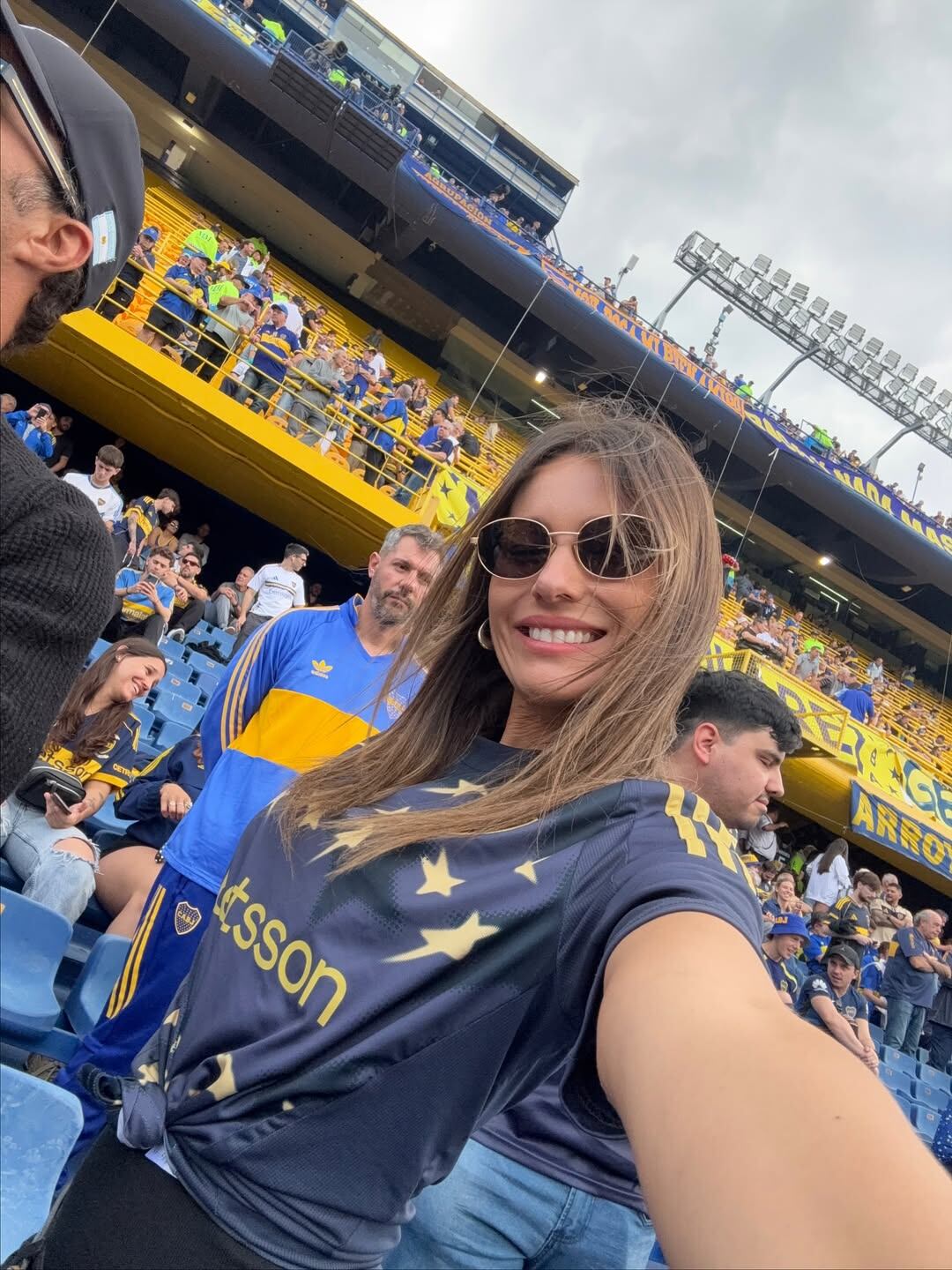 La modelo disfrutó del partido rodeada de hinchas y con la camiseta azul y oro