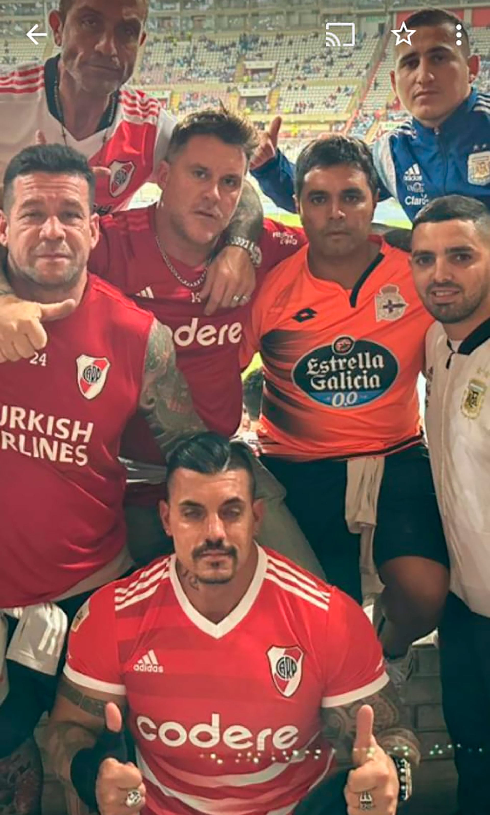 Otras épocas, con Calvici en la tribuna. En la foto, es el barra que está agachado con los pulgares hacia arriba