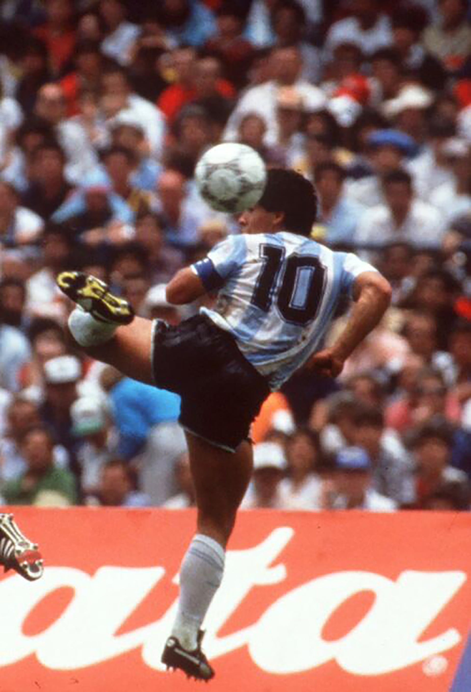 Una postal de Argentina en los Mundiales: este taquito que Maradona improvisó en el aire ante los búlgaros