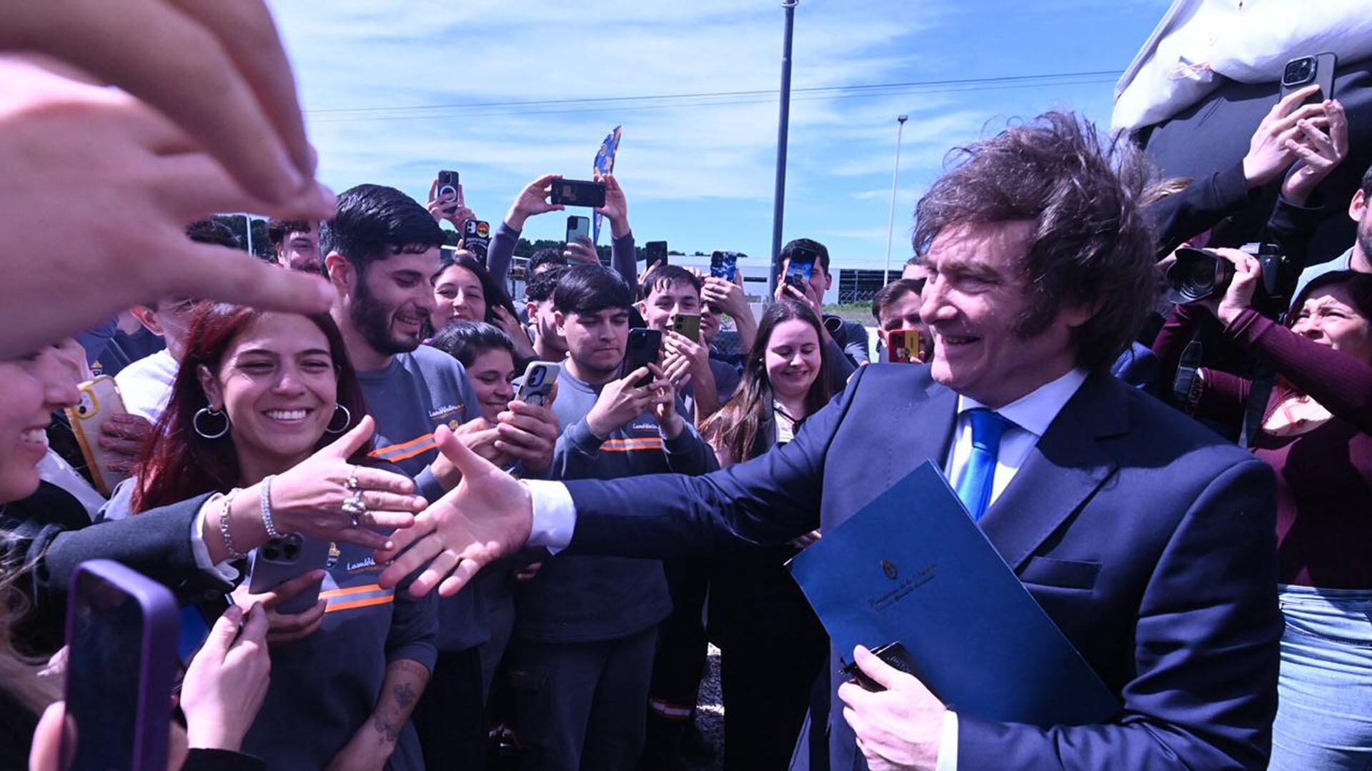 El mandatario nacional, en paralelo, continúa con sus viajes de campaña